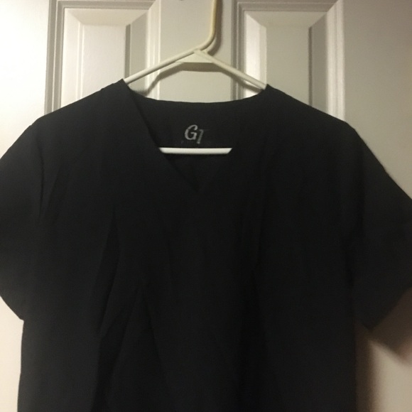 GT Performance 
Women’s 
Black 
Scrub Top 
With Pockets
Medium - Picture 2 of 9